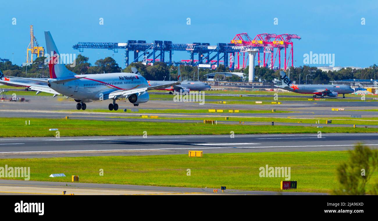 Mouvements d'aéronefs à l'aéroport de Sydney (Kingsford Smith) sur la baie de Botany à Sydney, en Australie. Photo : avion Niugini. Banque D'Images