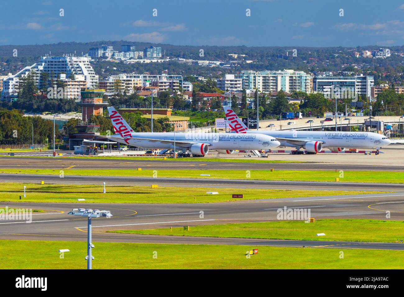 Mouvements d'aéronefs à l'aéroport de Sydney (Kingsford Smith) sur la baie de Botany à Sydney, en Australie. Photo : avions Virgin Australia. Banque D'Images