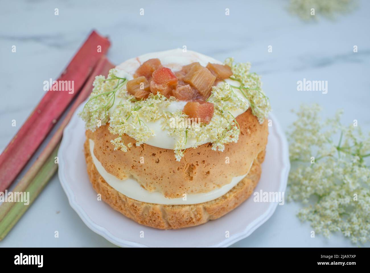 gâteau à la vanille maison avec fleur de sureau Banque D'Images