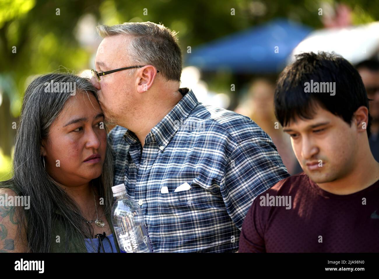 Uvalde, États-Unis. 28th mai 2022. Des gens pleurent pour les victimes d'une fusillade de masse scolaire à Town Square à Uvalde, Texas, États-Unis, le 28 mai 2022. Au moins 19 enfants et deux adultes ont été tués mardi lors d'une fusillade à l'école élémentaire Robb, dans la ville d'Uvalde, au Texas. Crédit : Wu Xiaoling/Xinhua/Alay Live News Banque D'Images