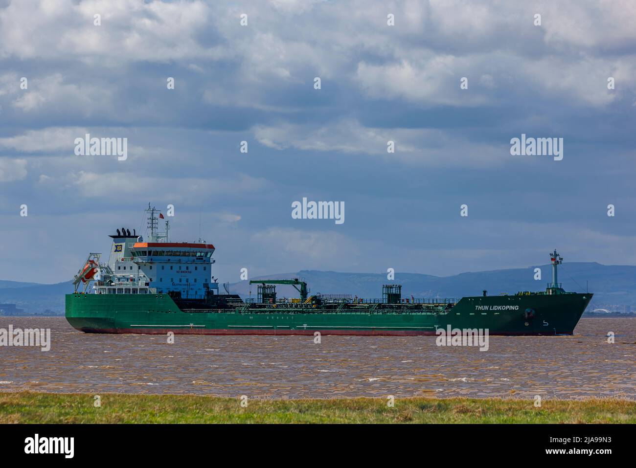 Navire-citerne en direction des quais d'Avonmouth Banque D'Images