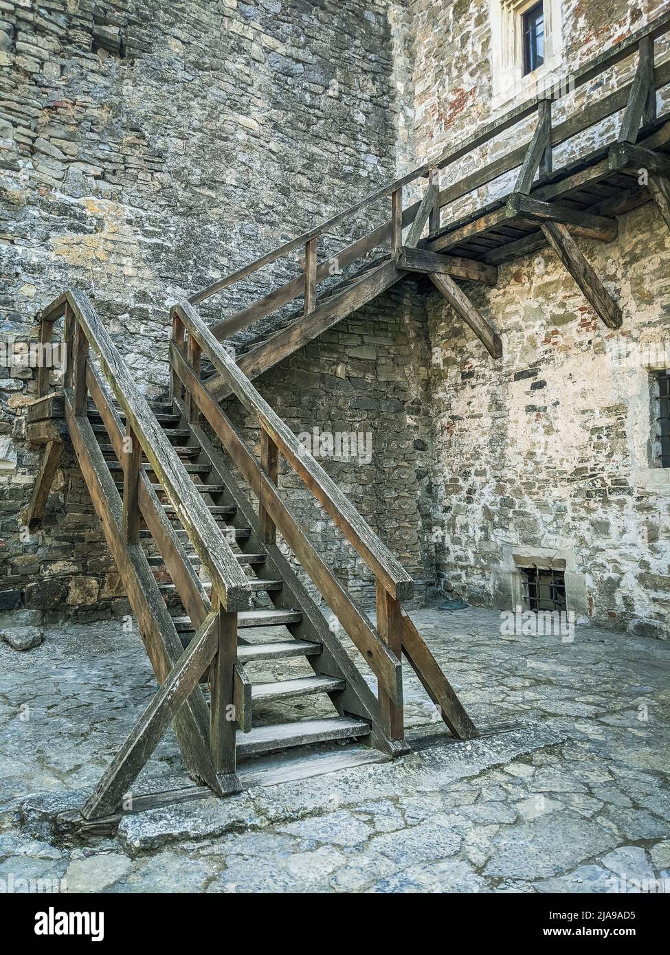 escalier d'époque avec mur en pierre, architecture ancienne Banque D'Images