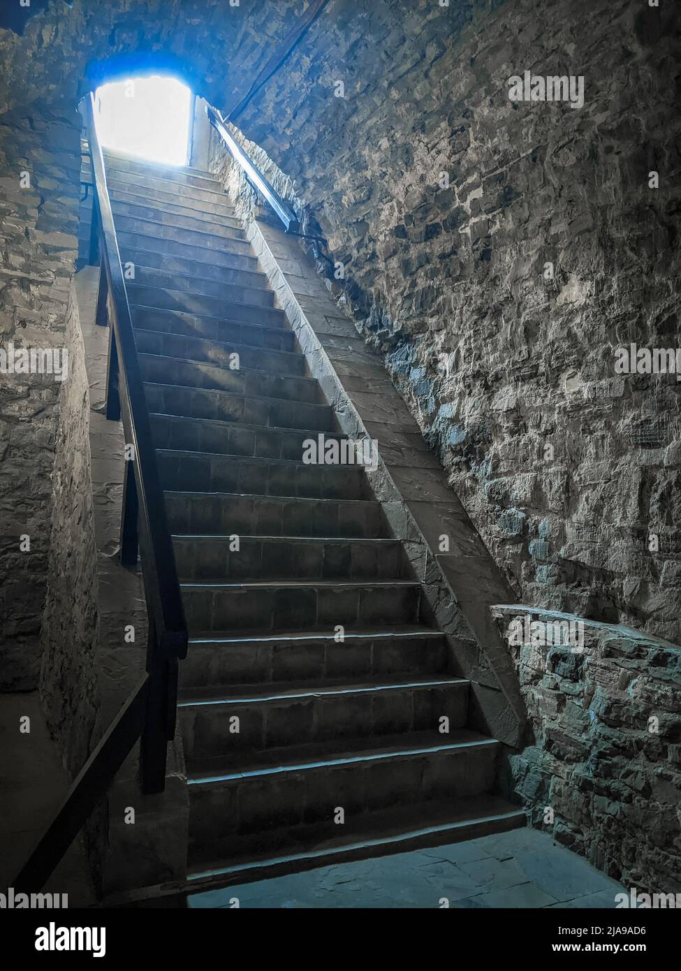 escalier d'époque avec mur en pierre, architecture ancienne Banque D'Images