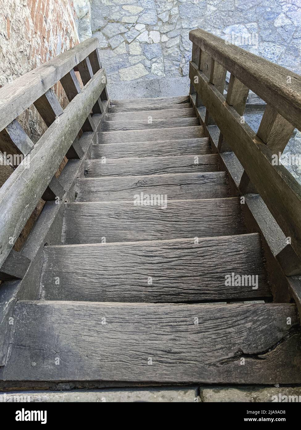 escalier d'époque avec mur en pierre, architecture ancienne Banque D'Images