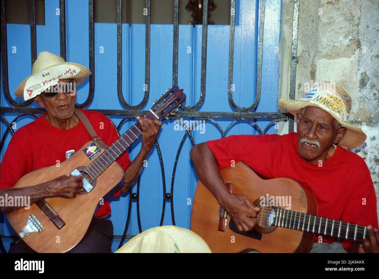 Anciens hommes cubains jouant de la guitare, musique de rue à Plaza de la Catedral, la Havane, Cuba, les Caraïbes Banque D'Images