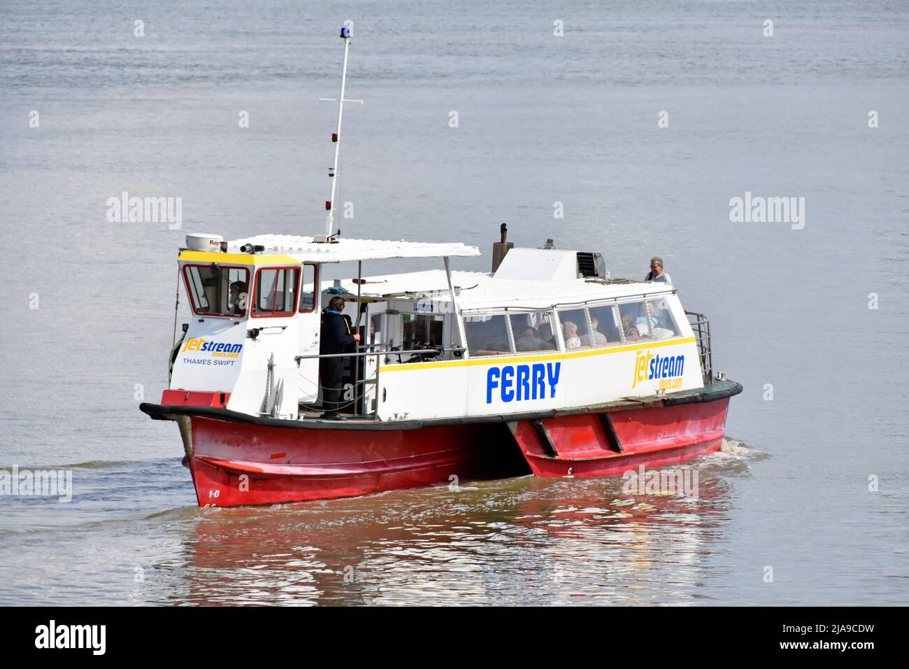 Le ferry pour passagers « Jet Stream » se renversant de l'étape d'atterrissage à Gravesend Kent, traversant la rivière calme Smooth Thames vers Tilbury, dans l'Essex, en Angleterre, au Royaume-Uni Banque D'Images