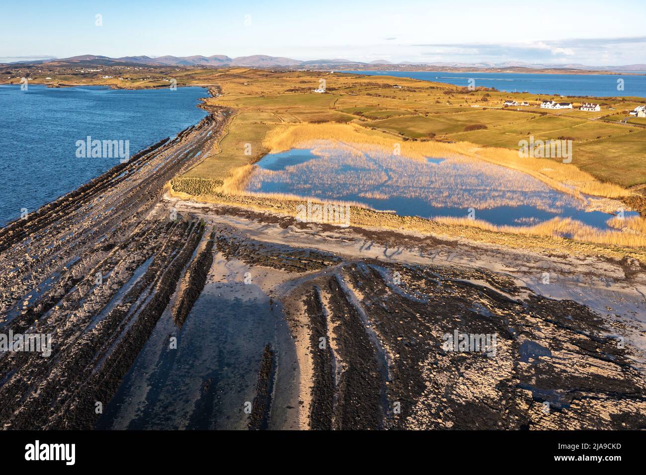 Vue aérienne de l'incroyable côte rocheuse à Rahan, loin par Dunkineely, St Johns point dans le comté de Donegal - Irlande Banque D'Images