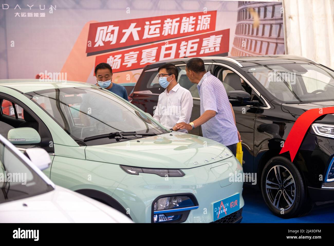 YUNCHENG, CHINE - 28 MAI 2022 - Un citoyen apprend à connaître de nouveaux véhicules énergétiques au hall d'exposition de véhicules énergétiques neufs de l'Universiade, dans la ville de Yuncheng, non Banque D'Images