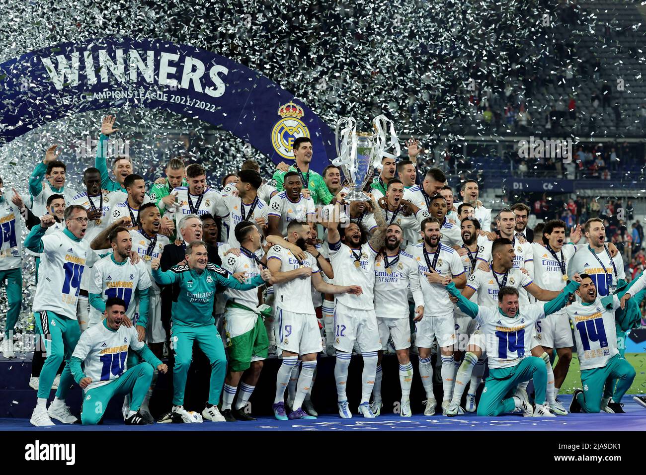 Les joueurs du Real Madrid célèbrent avec le trophée à la fin du match de football final de la Ligue des Champions 2021/2022 entre Liverpool et le Real Madrid A. Banque D'Images