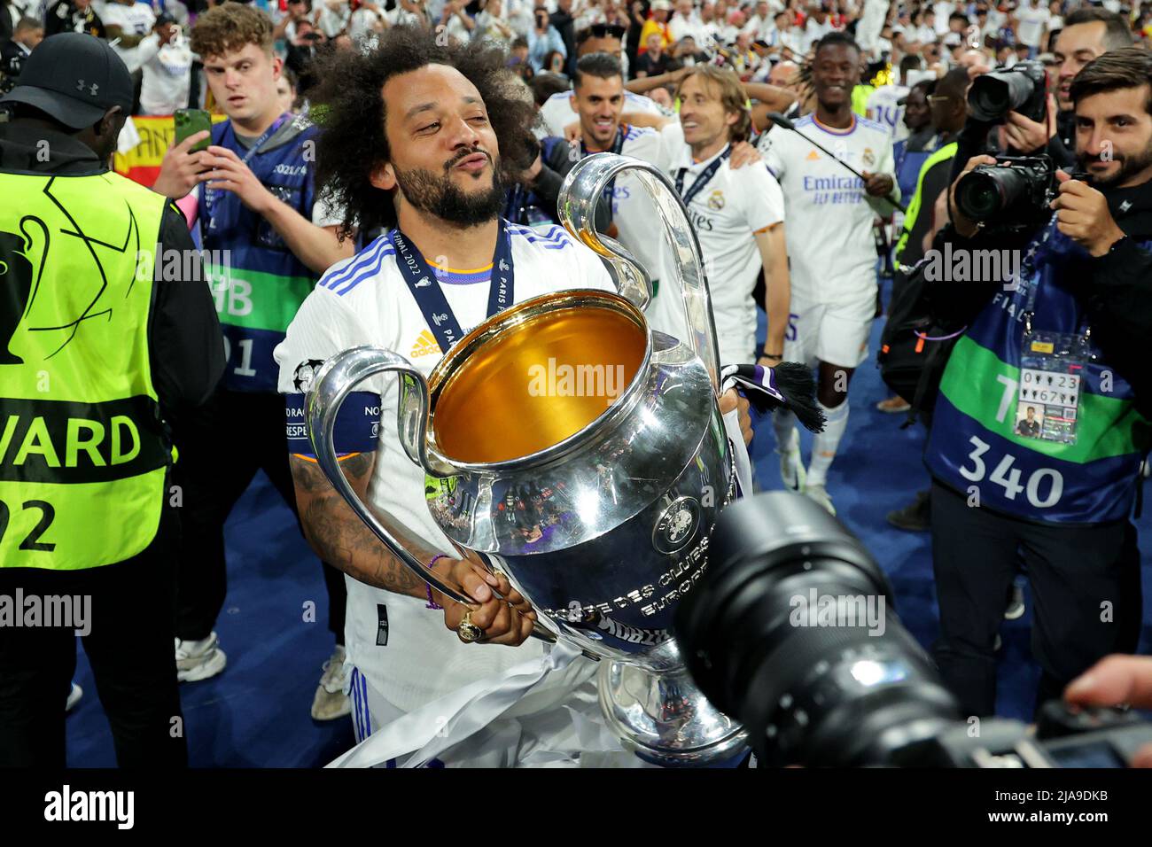Marcelo du Real Madrid célèbre avec le trophée à la fin du match de football final de la Ligue des Champions 2021/2022 entre Liverpool et Real Madrid Banque D'Images