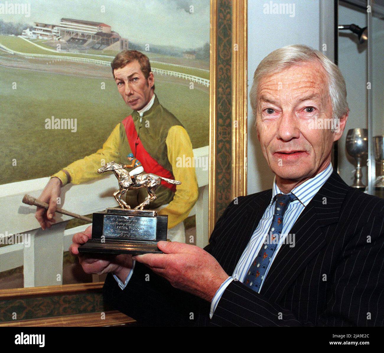 Photo du dossier datée du 19-11-1998 de Lester Piggott. Lester Piggott, dont le titre de piste classique comprenait neuf victoires à Derby, est décédé à l'âge de 86 ans, a annoncé son gendre William Haggas. Date de publication : dimanche 29 mai 2022. Banque D'Images