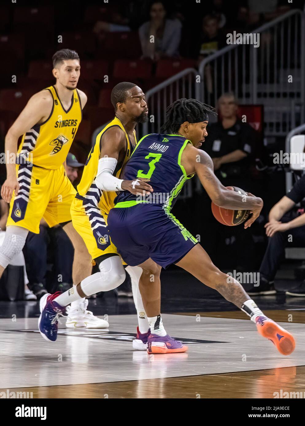 Edmonton, Canada. 27th mai 2022. Khalil Ahmad de Niagara avec David Pekarek d'Edmonton et Jahmal Jones dans l'Edmonton Stingers 2022 saison ouvreur contre les Lions de la rivière Niagara au centre d'exposition d'Edmonton. Niagara River Lions 86 -77 Edmonton Stingers. Crédit : SOPA Images Limited/Alamy Live News Banque D'Images
