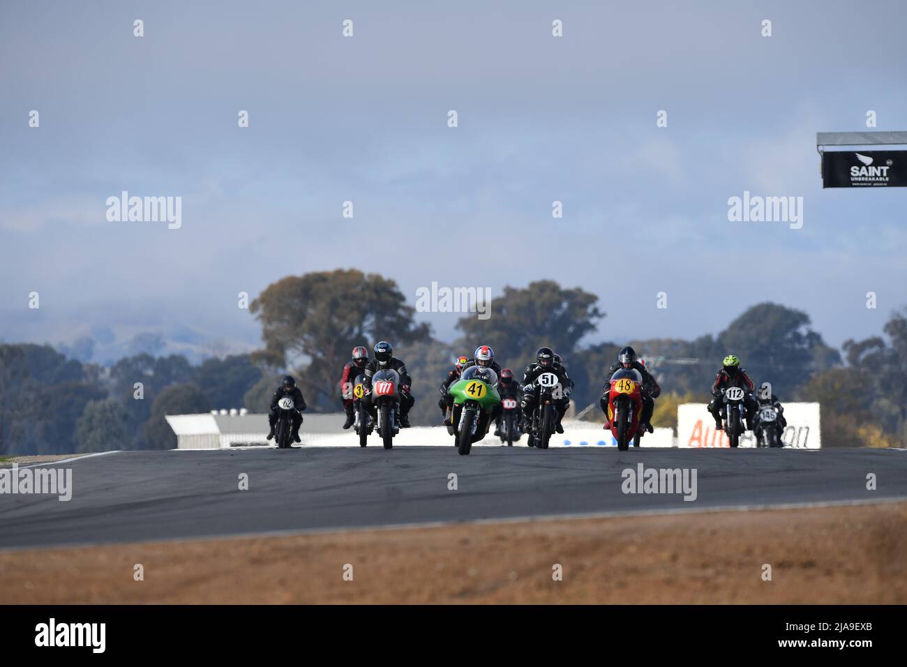 Winton, Australie. 29 mai 2022. Le numéro 41 1962 Norton ES2 mène le pack au premier coin de la classe de la période 3 500cc à Historic Winton. Rosenthal remporterait finalement la course. Historique Winton est la plus grande et la plus populaire des courses automobiles historiques d'Australie. Crédit : Karl Phillipson/Optikal/Alay Live News Banque D'Images