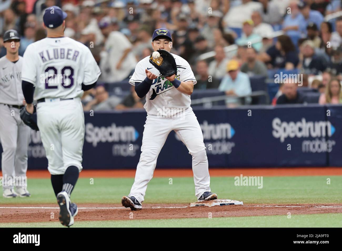 Saint-Pétersbourg, Floride. USA; New York Yankees, le fieleur de gauche Miguel Andujar (41) reporte une balle de sol à Tampa Bay Rays à partir de Corey Kluber (2 Banque D'Images