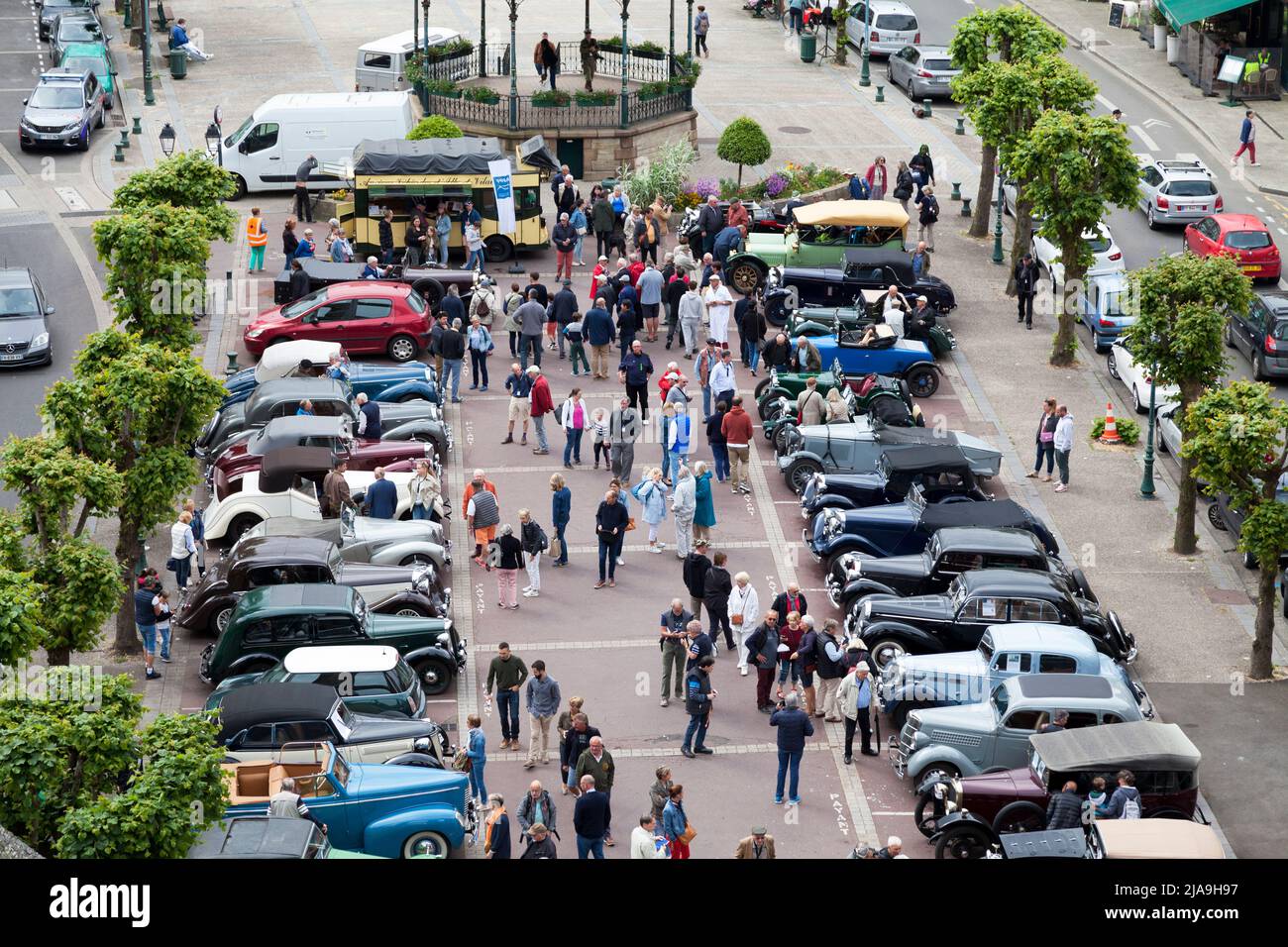 Morlaix, France - Mai 22 2022 : spectacle de voiture gratuit devant l'hôtel de ville le lendemain de la randonnée de 26th dans le pays des fougères (Français : 26E randonné du p Banque D'Images