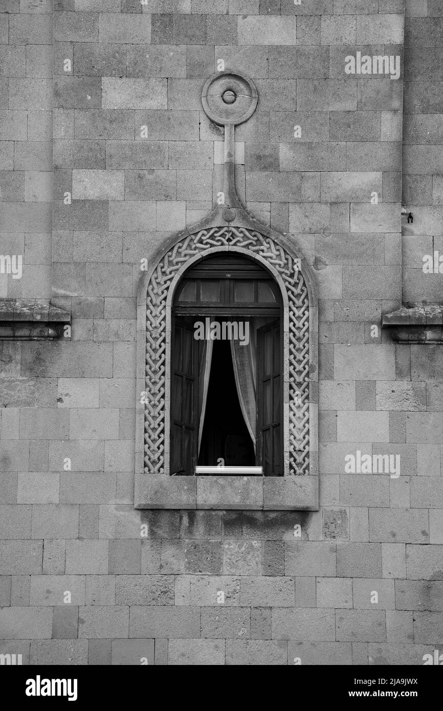 Fenêtres anciennes en bois de forme voûtée sur un vieux mur peint. Noir et blanc Banque D'Images