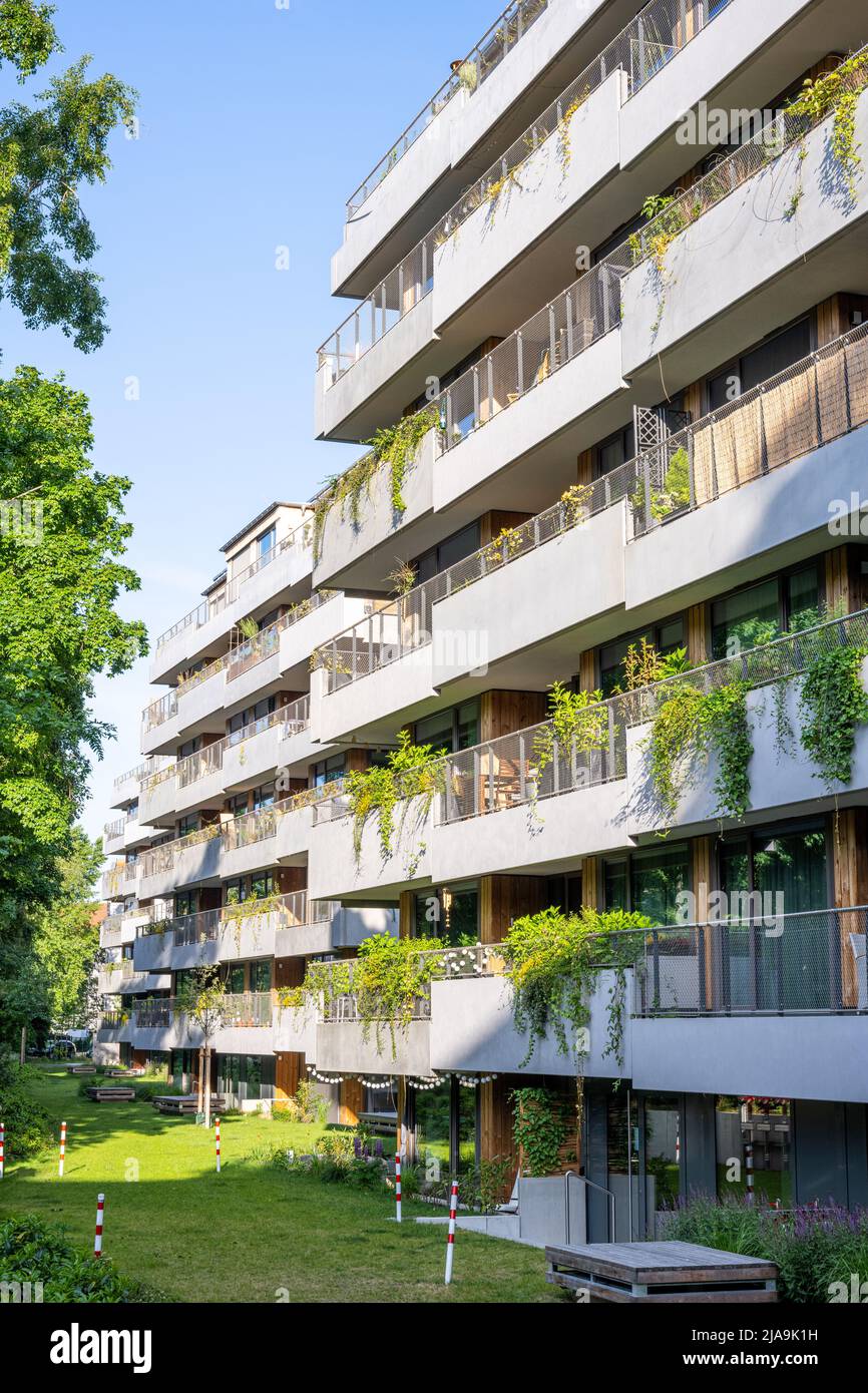 Maison d'appartements moderne avec vert environnant vue à Berlin, Allemagne Banque D'Images