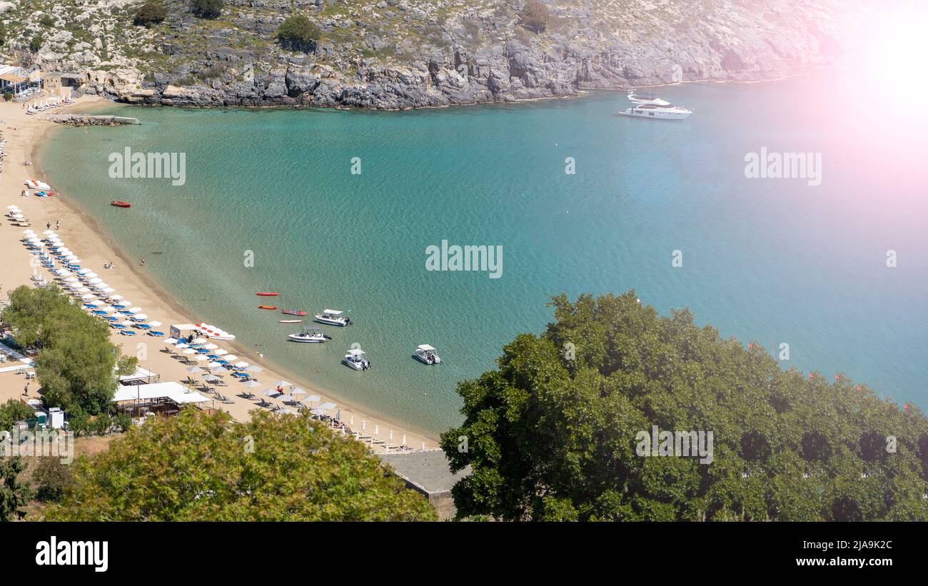 La plage Pallas Beach à Lindos ville en Grèce. Banque D'Images