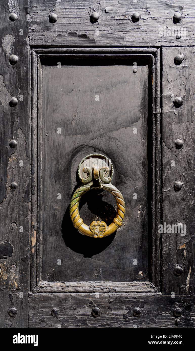 Poignée de porte dorée antique pour frapper sur la porte Photo Stock - Alamy