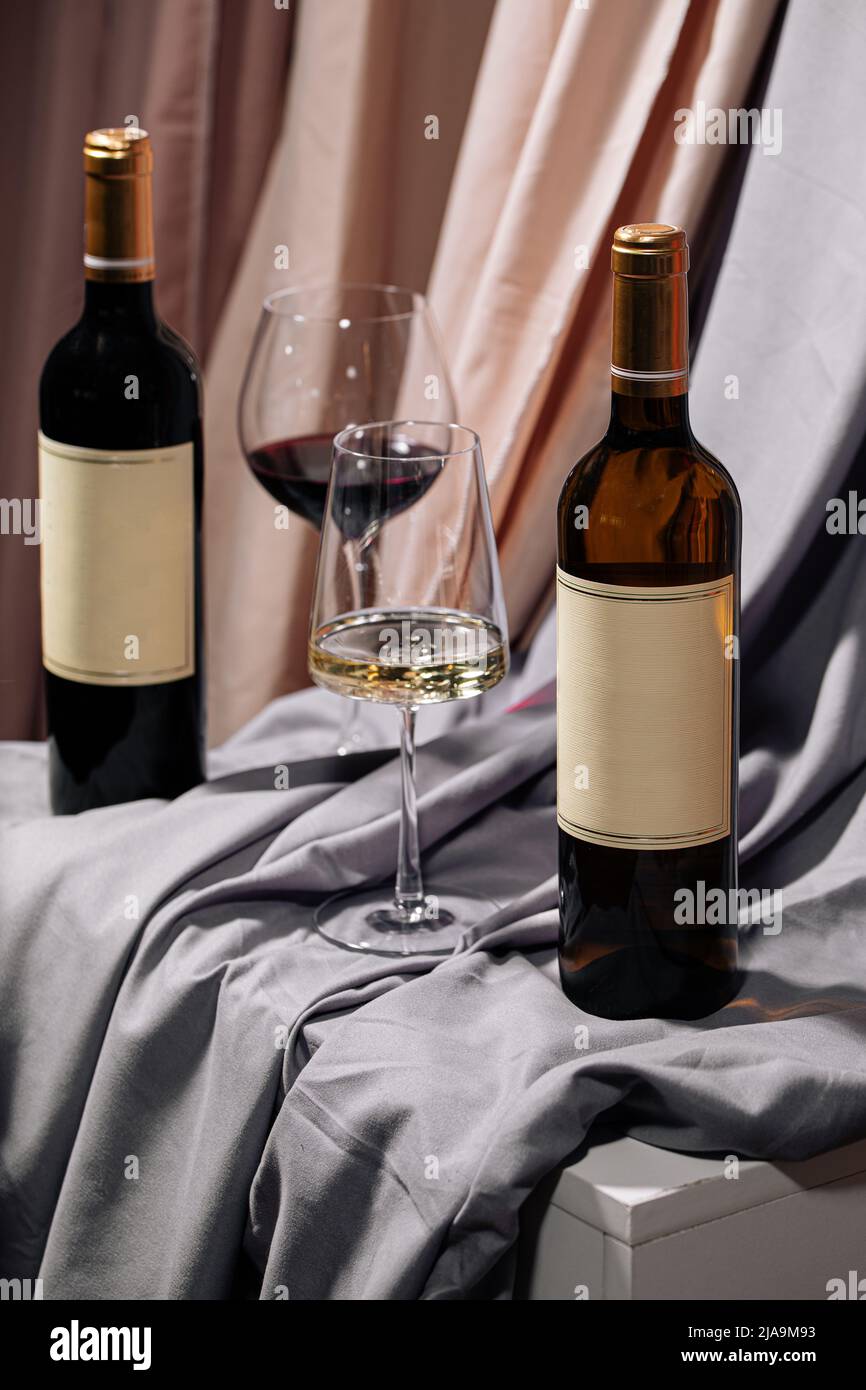 Deux bouteilles et verres de vin rouge et blanc Banque D'Images