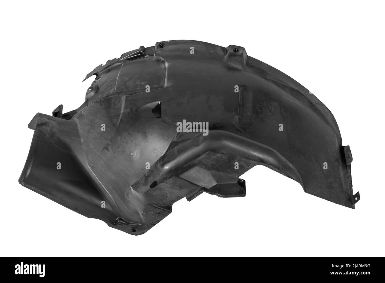 Doublure en plastique noir sur fond blanc isolé dans un studio photo à vendre ou à remplacer dans un service de voiture. Garde-boue sur auto-analyse pour réparation ou Banque D'Images