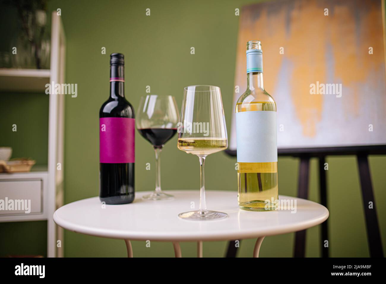 Bouteilles et verres de vin blanc et rouge Banque D'Images