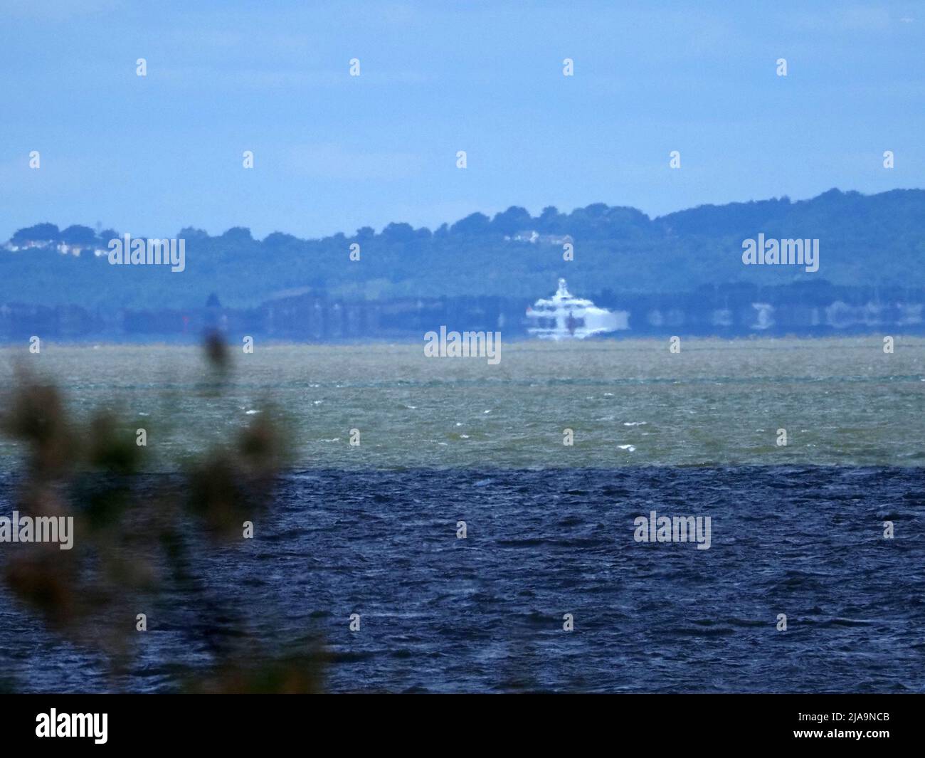 Sheerness, Kent, Royaume-Uni. 29th mai 2022. Météo au Royaume-Uni: Le mirage du Superyacht 'Gitana' est vu à plusieurs kilomètres de Sheerness, Kent. Le superyacht semble léviter légèrement au-dessus de la mer, déformé et partiellement réfléchi en raison des tours de la lumière causée par les effets atmosphériques/distorsion sur de longues distances. (Le fond est Leigh on Sea, Essex). Crédit : James Bell/Alay Live News Banque D'Images