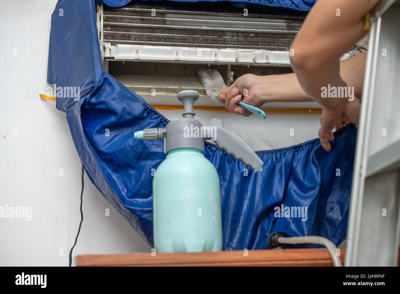 nettoyage du climatiseur avec un liquide chimique et une brosse