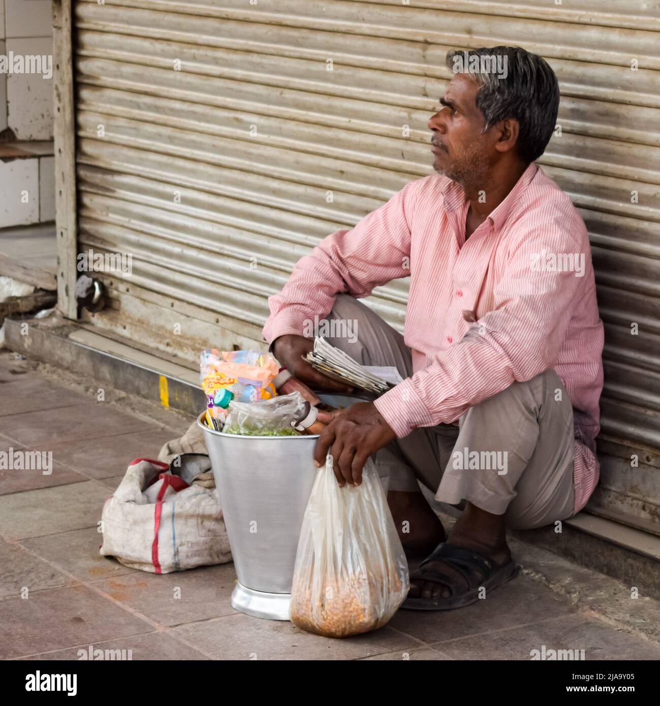 Old Delhi, Inde – 15 avril 2022 - Portrait des commerçants ou des vendeurs de rue sur le marché Chandni Chowk de Delhi, photo de rue d'Old Delhi Banque D'Images