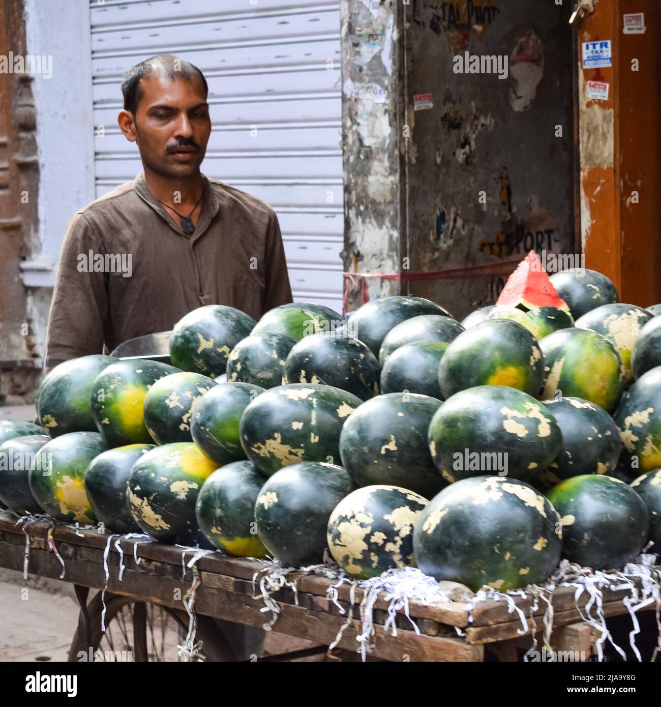 Old Delhi, Inde – 15 avril 2022 - Portrait des commerçants ou des vendeurs de rue sur le marché Chandni Chowk de Delhi, photo de rue d'Old Delhi Banque D'Images