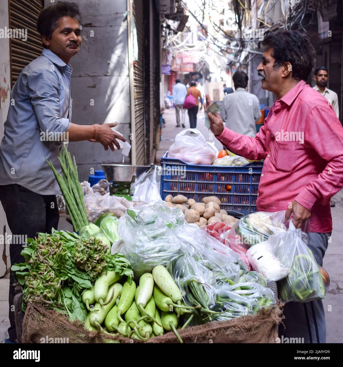 Old Delhi, Inde – 15 avril 2022 - Portrait des commerçants ou des vendeurs de rue sur le marché Chandni Chowk de Delhi, photo de rue d'Old Delhi Banque D'Images