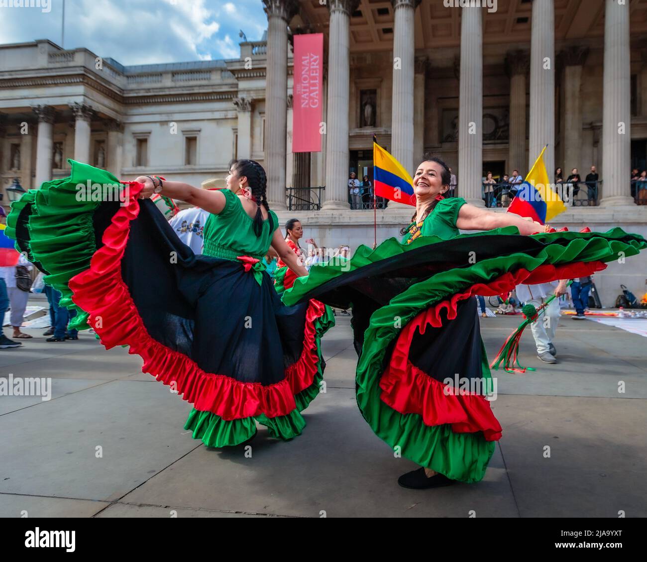 Danseurs colombiens en manifestation à Londres. Banque D'Images