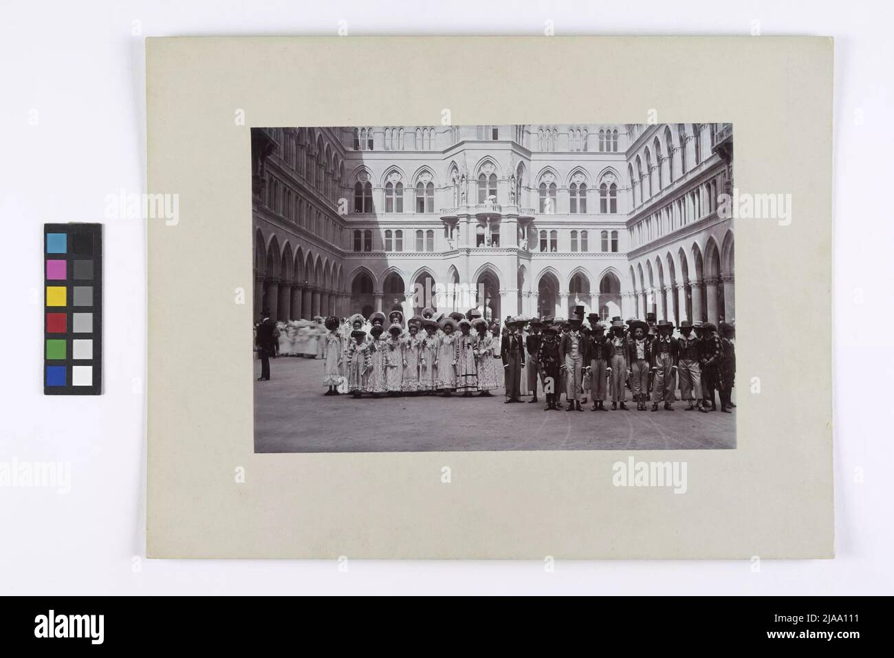 Hability train de la jeunesse de l'école viennoise à Schillers 100th anniversaire le 7 mai 1905: Enregistrement de groupe de filles et de garçons en costumes historiques dans la cour d'arcade de la mairie. Heinrich Schuhmann (sen.) (1850-1913), photographe Banque D'Images