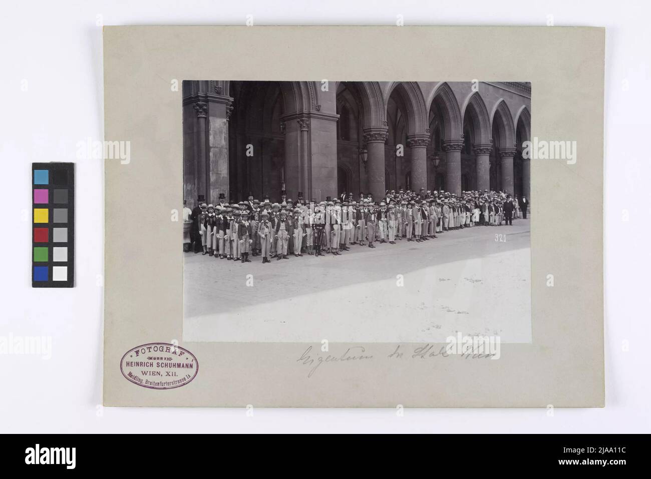 Hability train de la jeunesse de l'école viennoise à Schillers 100th anniversaire le 7 mai 1905: Enregistrement de groupe de garçons en costumes historiques à la mairie. Heinrich Schuhmann (sen.) (1850-1913), photographe Banque D'Images
