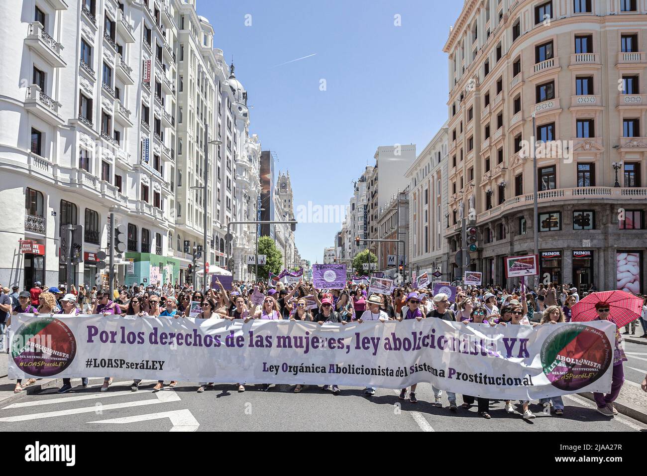 La bannière d'en-tête réclame la création de la loi organique abolitionniste du système de Promestitutionation (LOASP à Madrid, Espagne, le 28 mai 2022. Quelque 7 000 femmes à Madrid revendiquent la loi Abolitionniste. La mobilisation a commencé sur la Plaza de Cibeles et a voyagé la Gran Vía à la Plaza de España, avec une bannière d'en-tête qui a appelé à l'établissement de la «loi organique Abolitionniste du système de prostitution (LOASP). (Photo de Jorge Contreras Soto/Sipa USA) Banque D'Images