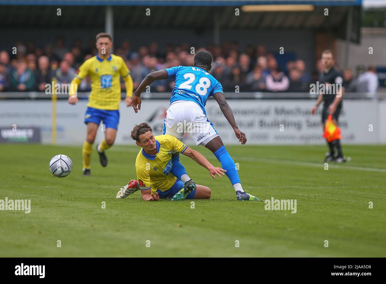 James Clarke #2 de Solihull Moors s'attaque à Saidou Khan #28 de Chesterfield Banque D'Images