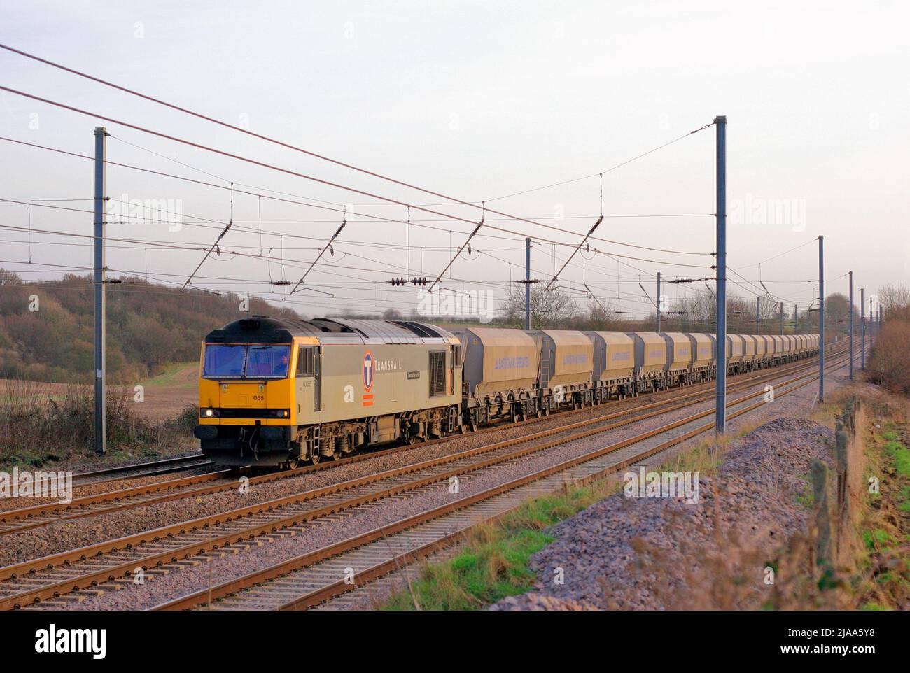 Une locomotive diesel de classe 60 de marque Transrail numéro 60055 qui travaille un train de pierres se vide près de l'extrémité d'Ayres sur la voie principale de Midland. Banque D'Images