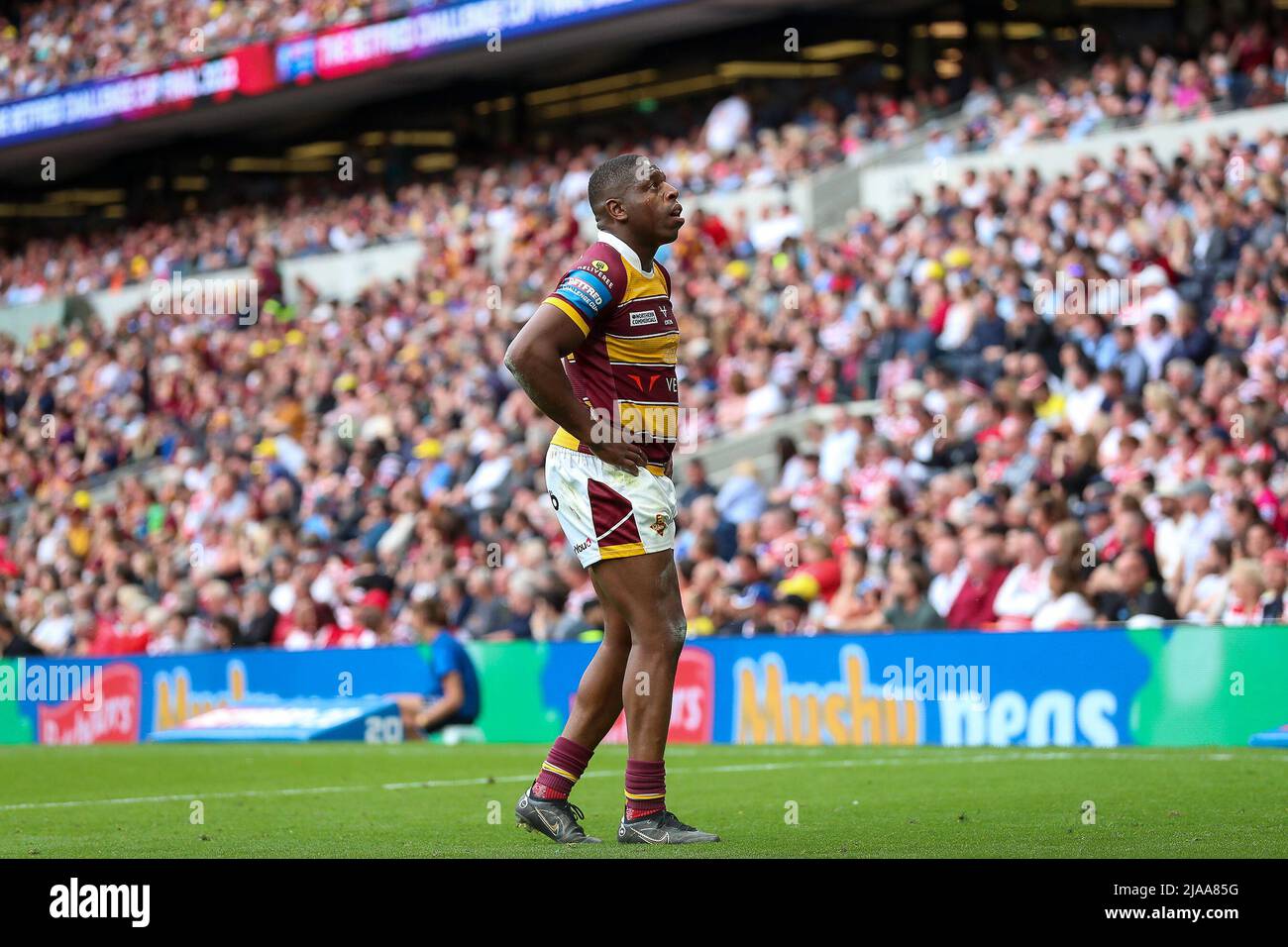 Londres, Royaume-Uni. 28th mai 2022. HudderSFIELD le marqueur Jermaine McGillvary regarde son essai sur grand écran lors du match final de la coupe du défi de Betfred entre HudderSFIELD Giants et Wigan au Tottenham Hotspur Stadium, Londres, Angleterre, le 28 mai 2022. Photo de Simon Hall. Utilisation éditoriale uniquement, licence requise pour une utilisation commerciale. Aucune utilisation dans les Paris, les jeux ou les publications d'un seul club/ligue/joueur. Crédit : UK Sports pics Ltd/Alay Live News Banque D'Images