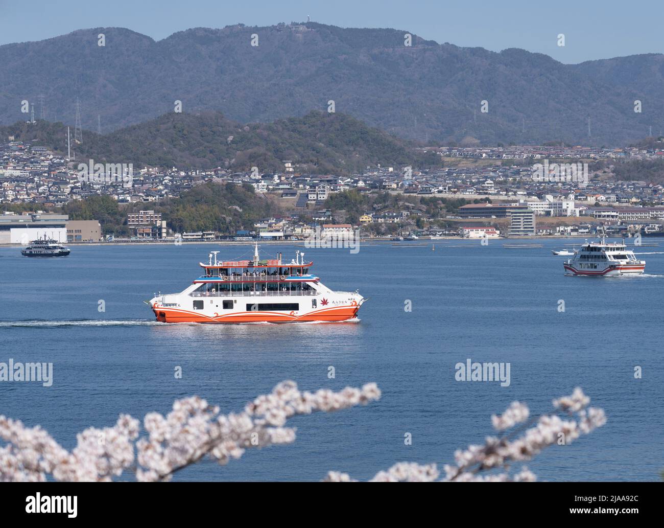 Ferry de JR Miyajima qui relie Hatsukaichi (Hiroshima) à l'île Miyajima alias Itsukushima, baie d'Hiroshima, Honshu occidental, Japon Banque D'Images