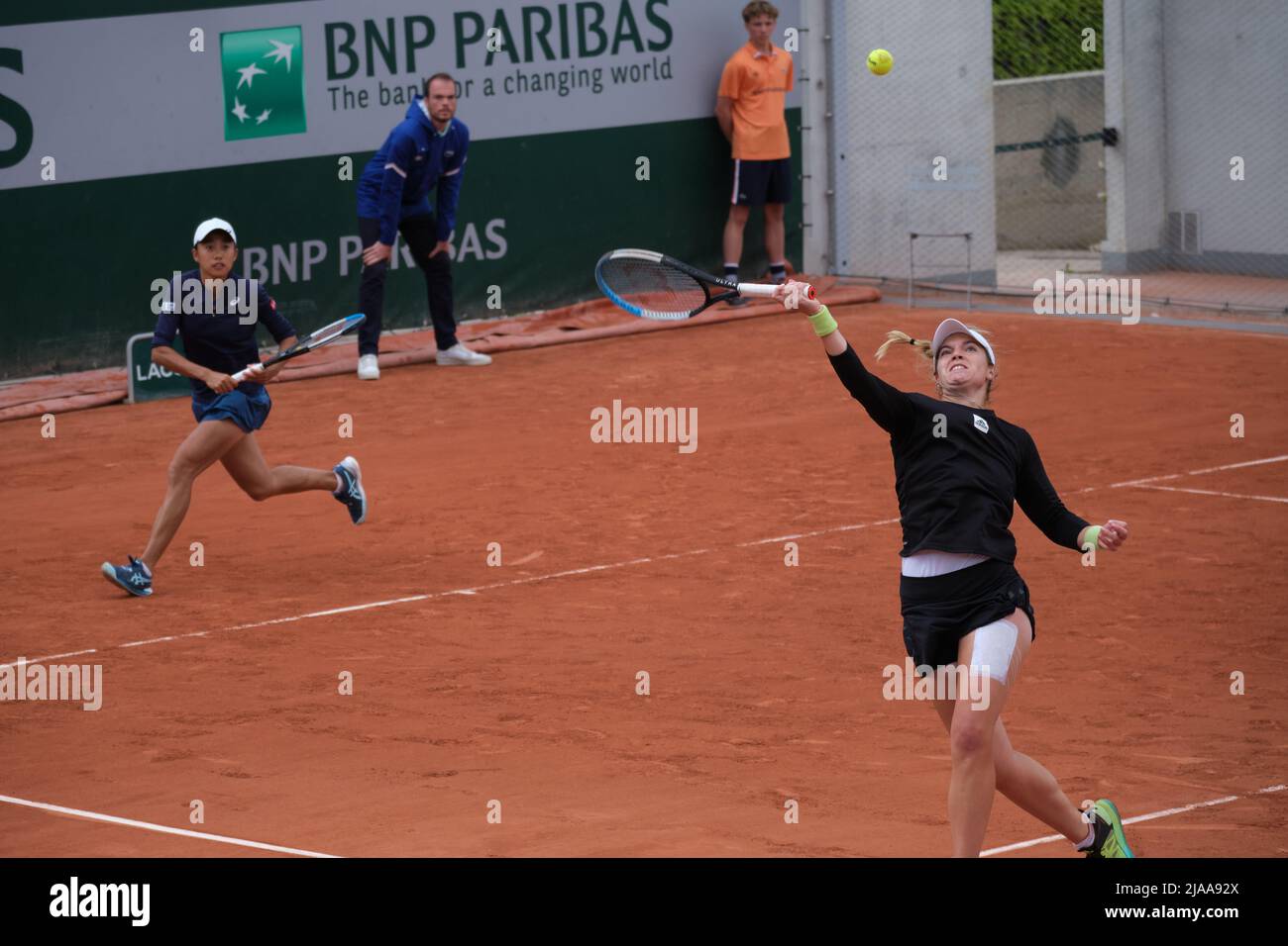 Paris, France. 29th mai 2022. Zhang Shuai (L) de Chine et Catherine McNally des États-Unis se disputent lors du troisième tour des doubles des femmes contre Marta Kostyuk d'Ukraine/Elena-Gabriela Ruse de Roumanie au tournoi de tennis ouvert à Roland Garros à Paris, en France, le 29 mai 2022. Credit: Meng Dingbo/Xinhua/Alay Live News Banque D'Images