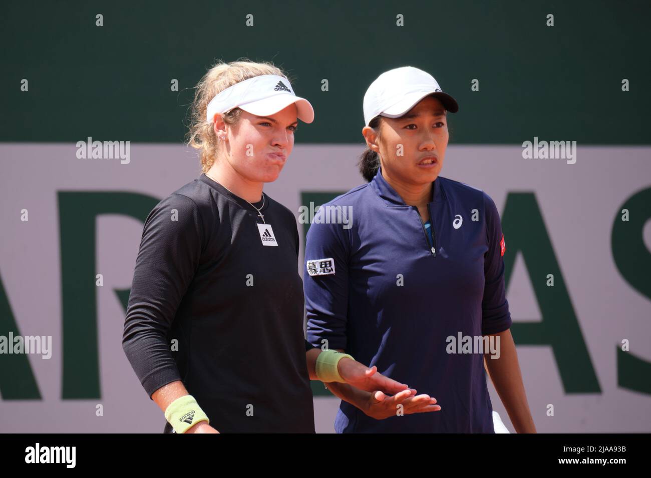 Paris, France. 29th mai 2022. Zhang Shuai (R) de Chine et Catherine McNally des États-Unis réagissent lors du troisième tour des doubles des femmes contre Marta Kostyuk d'Ukraine/Elena-Gabriela Ruse de Roumanie lors du tournoi de tennis ouvert à Roland Garros à Paris, en France, le 29 mai 2022. Credit: Meng Dingbo/Xinhua/Alay Live News Banque D'Images