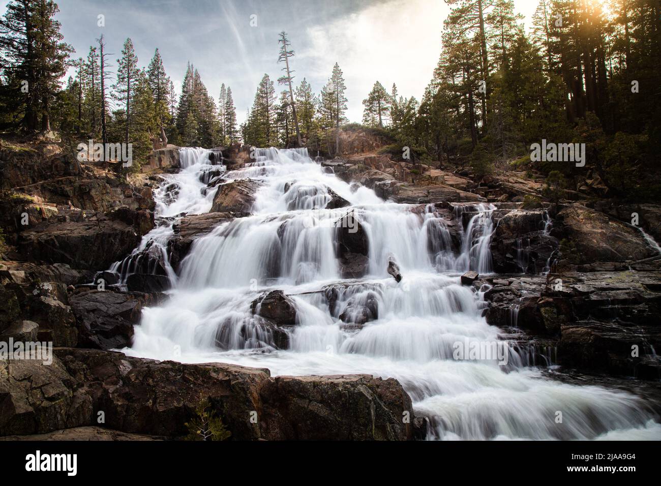 Lower Glen Alpine Falls dans la forêt nationale Tahoe - comté d'Eldorado, Californie, États-Unis. Banque D'Images