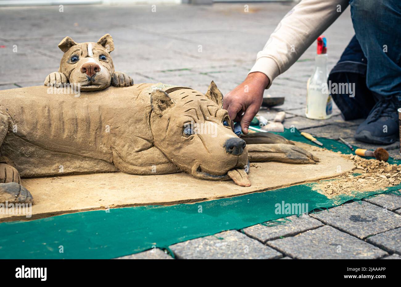 Sculpture d'un chien d'argile, modélisation d'argile. Banque D'Images
