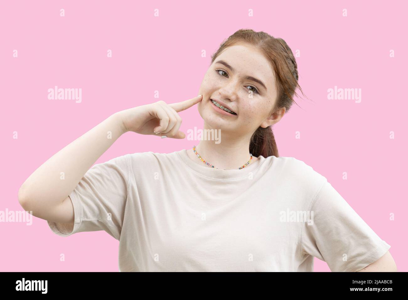 american teen mignon joli portrait soins dentaires avec tache de peau de visage sourire heureux Banque D'Images