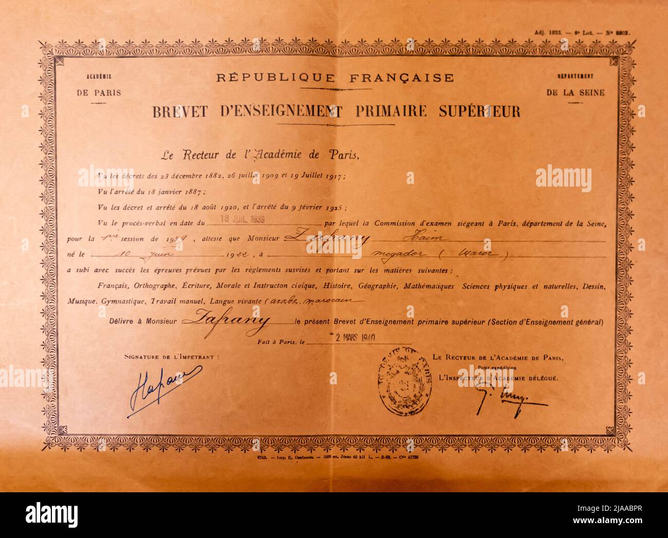 Certificat d'enseignement supérieur remis à M. Zafrani en 1940 par les autorités marocaines de l'éducation Banque D'Images