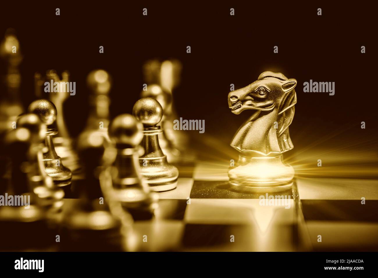 Chess piece représente le chef d'entreprise debout face à l'employé principal de l'équipe de personnel dans le concept d'entreprise Banque D'Images