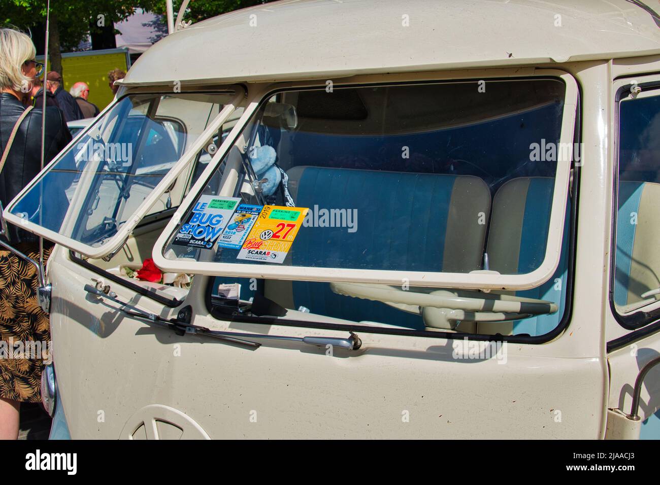 Pare-brise ouvrant vers le haut d'une fourgonnette Volkswagen d'époque des années 1950, lors d'un spectacle automobile classique à Uithuizen, Groningen, pays-Bas. Banque D'Images