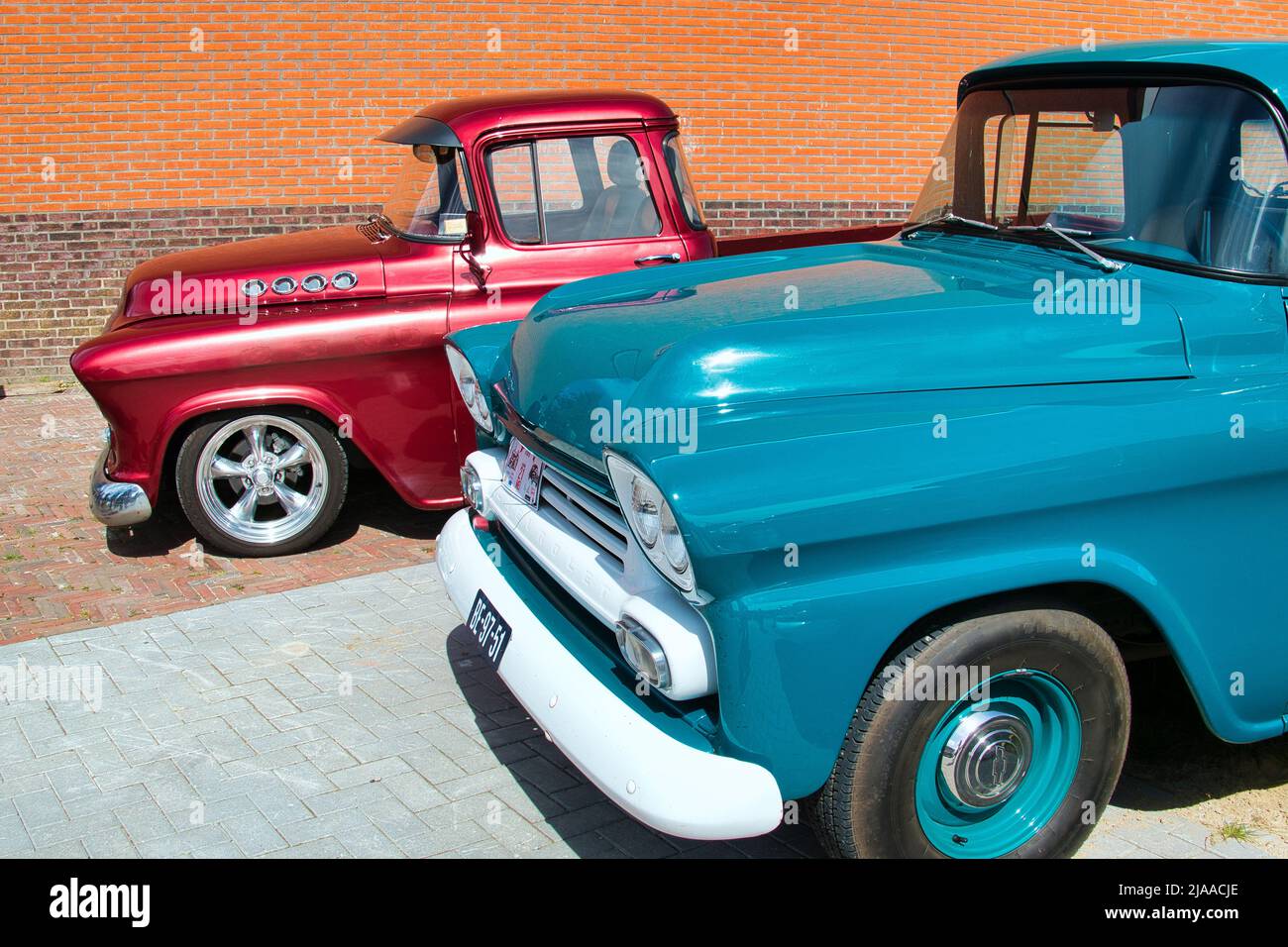 Avant d'un pick-up Chevrolet d'époque bleu et rouge de 1950s lors d'un salon automobile classique à Uithuizen, Groningen, aux pays-Bas. Banque D'Images