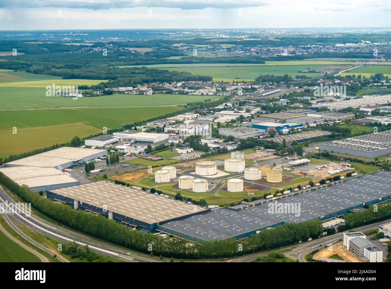 En approchant de l'aéroport CDG près de Paris, France - blocs industriels - vue aérienne depuis un siège de fenêtre d'avion Banque D'Images