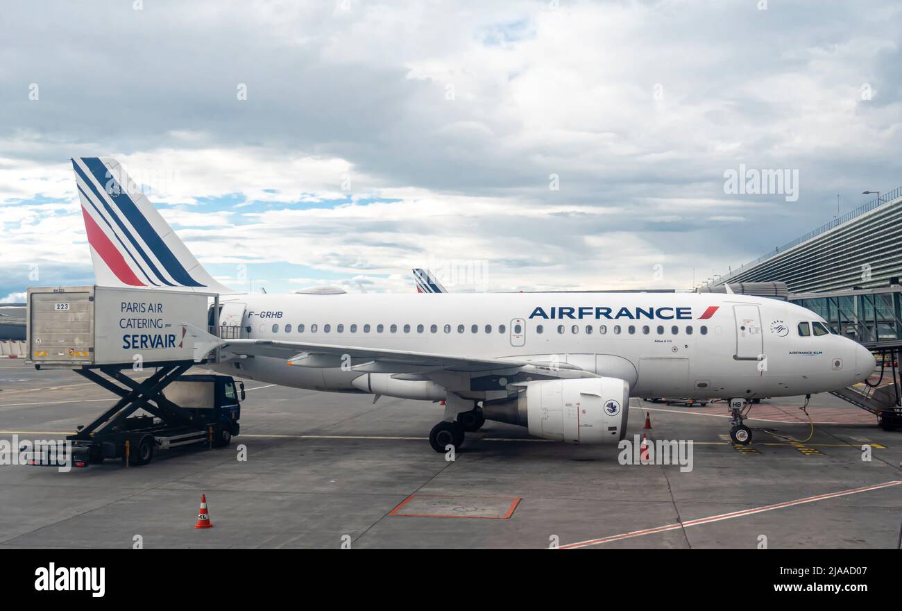 Servair Parisair catering box sur plateforme élévatrice collé à Airbus A319-111 Airliner exploité par Air France, aéroport de Paris, CDG, France Banque D'Images